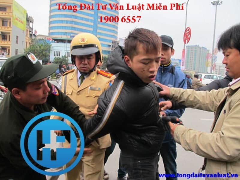 Cảnh sát có được bắn khi phạm nhân bỏ chạy trên đường dẫn giải?